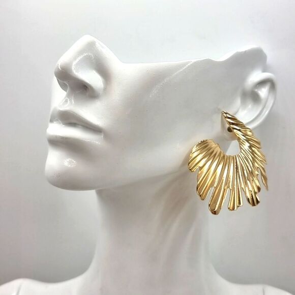 New ANTHRO Exaggerated leaf gold plated copper earrings. - Picture 2 of 7